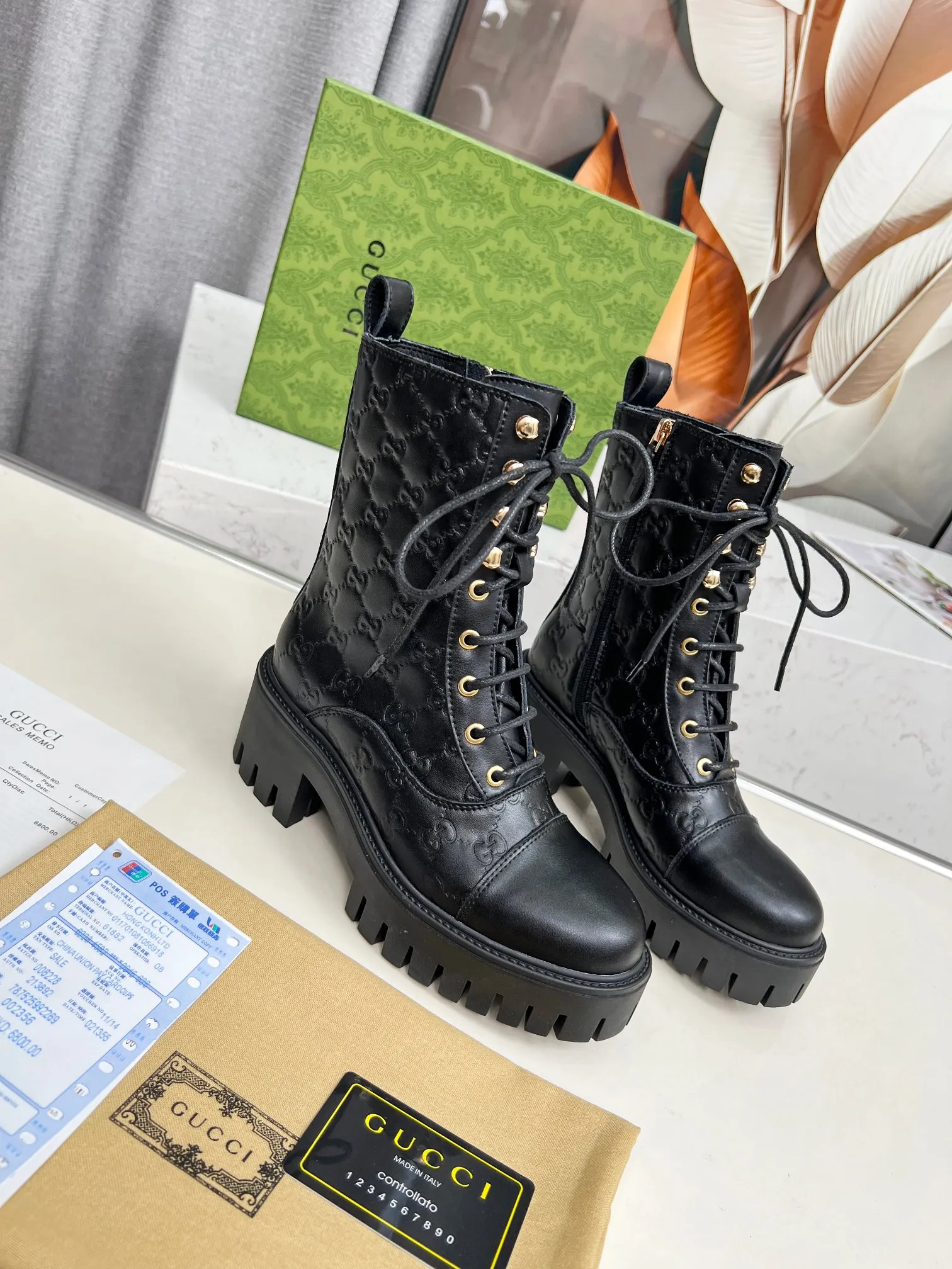 👟👟Ex-factory price 600👟👟 2025Gucci Gucci lace-up ankle boots. These lace-up ankle boots are made of Peugeot GG lace-up ankle boots. These lace-up ankle boots are carefully made of iconic GG cow leather, highlighting the brand's timeless and elegant aesthetic style. Featuring a bold silhouette, these ankle boots feature a rubber lug sole that provides secure support while giving the entire silhouette a modern, sophisticated feel. Lining: cowhide Heel height: 6 cm Size: 35-42#